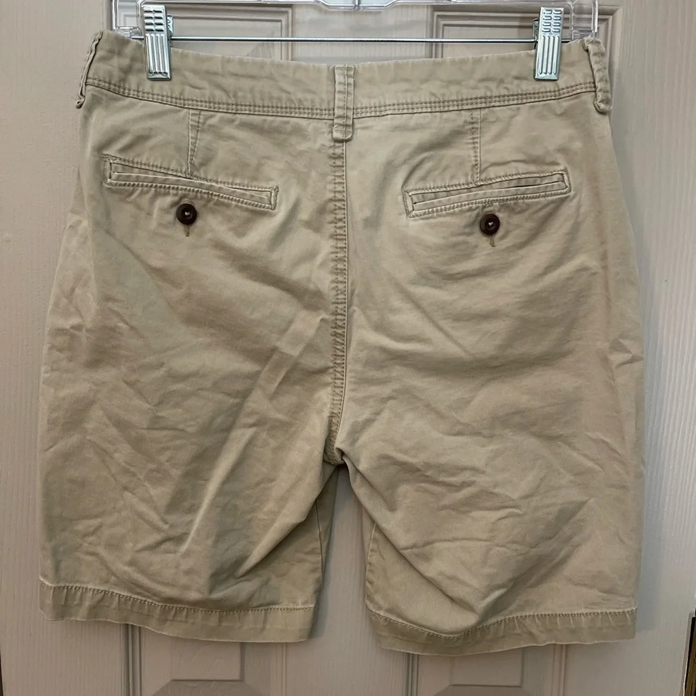 Aeropostale men’s khaki flat front shorts. Size 29, 9” inseam.